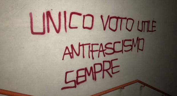 Trento, bomba davanti alla sede di Casapound, la rivendicazione sul muro è antifascista