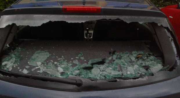 Pesaro, strage di auto con la grandine Il sindaco: «Mandateci conto dei danni»