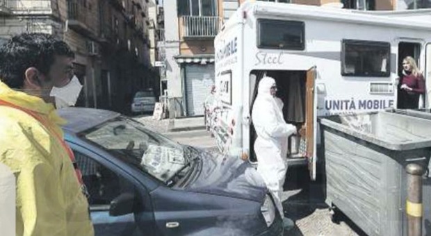 Coronavirus a Napoli, malati a casa: niente visite, solo consulti al telefono