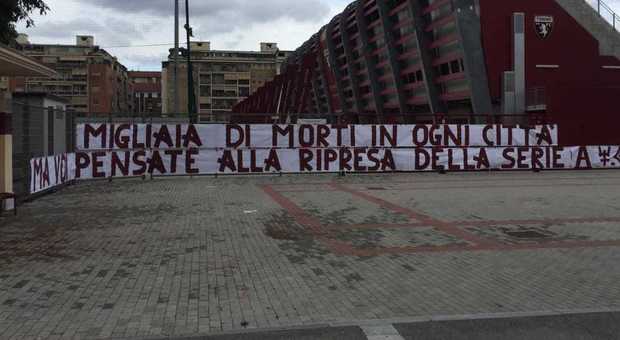 Torino, striscione di protesta dei tifosi granata contrari alla ripresa del campionato