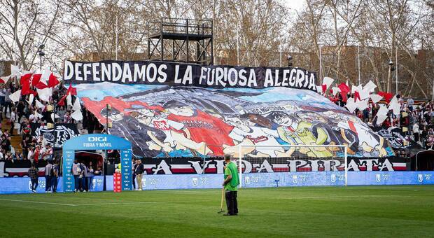 Zerocalcare «tifa» Rayo Vallecano, il fumettista ha disegnato lo striscione dei tifosi contrari al nuovo stadio