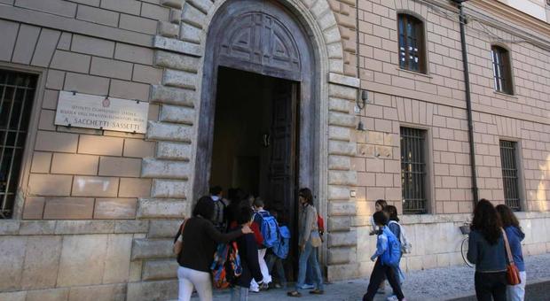 Crolla il sottotetto al Pedagogico: 8 classi e 180 studenti trasferiti ai Geometri, la sicurezza nelle scuole della città resta optional