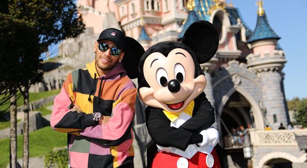 Topolino compie 90 anni: grande festa a Disneyland Paris con Neymar