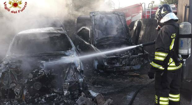 Incendio alle porte di Roma, due auto distrutte. I vigili del fuoco salvano un capannone industriale