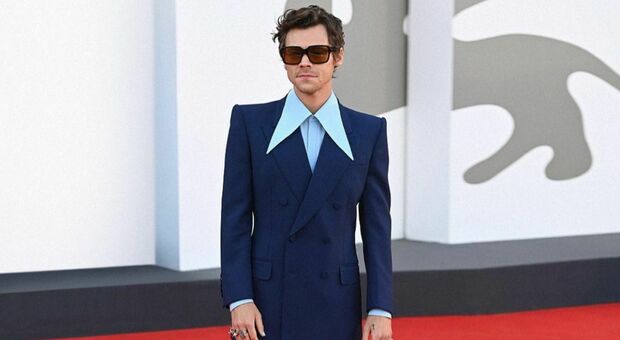 Harry Styles al Festival di Venezia: outfit da vero divo e bagno di folla per la popstar britannica