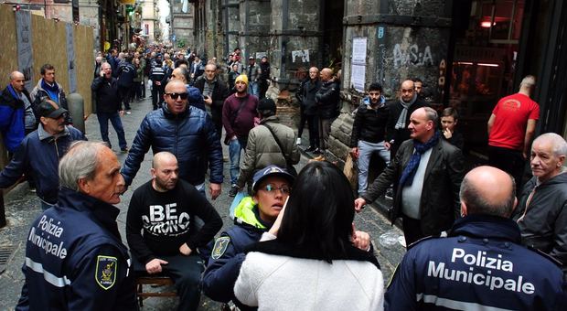 Offensiva contro gli ambulanti, scattano i primi daspo a Salerno