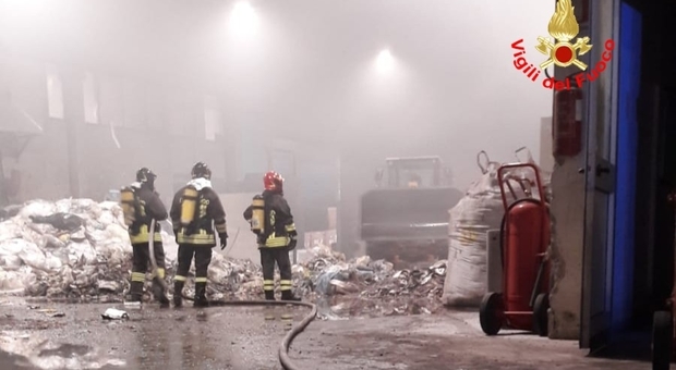 Terribile incendio in un'azienda di stoccaggio rifiuti a Cisterna