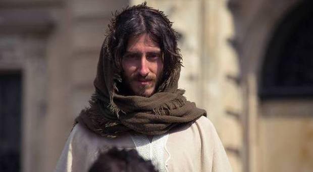 Gesù a spasso per Torino, fermato 5 volte dalla polizia. Ma sui social è già una star