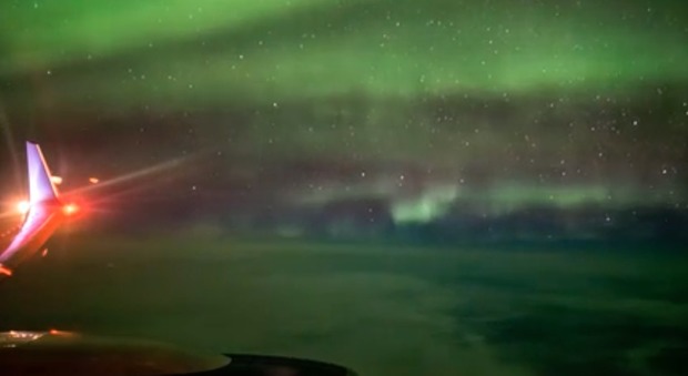 Islanda, l'aurora boreale vista da un'aereo: lo spettacolo in un video