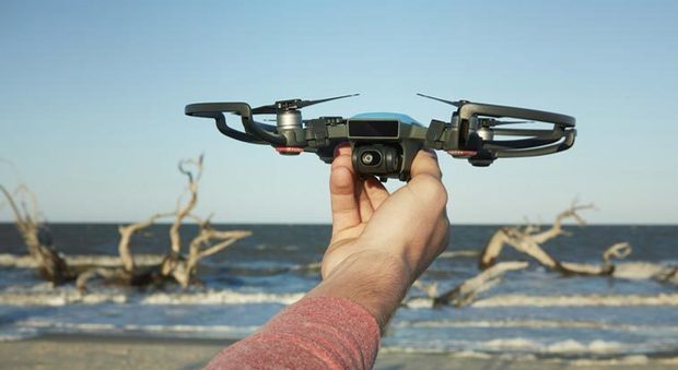 Spark, il mini-drone che scatta selfie e si comanda a gesti