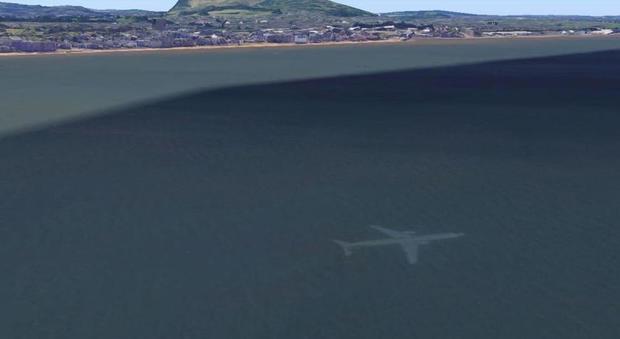 Il mistero dell'aereo sommerso: scoperto su Google Earth a poche miglia dalla costa di Edimburgo
