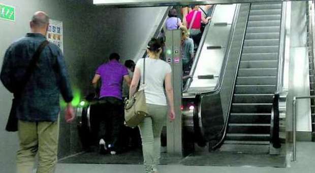 Scale mobili, nuova tecnica dello scippo bloccano gli impianti nella metro: 3 feriti