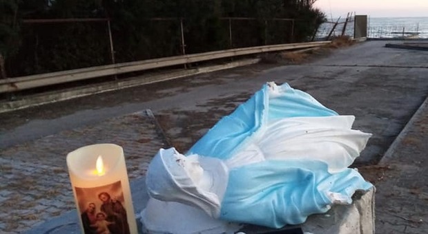 Licola, distrutta la statua della Madonna dei canali: è il secondo atto vandalico in pochi giorni