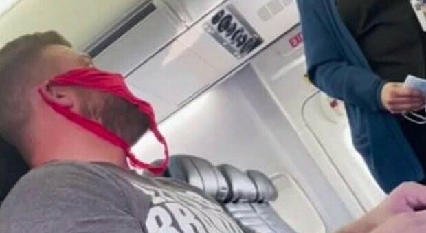 Sul volo con un perizoma rosso al posto della mascherina: «Tanto si toglie per bere». Ma viene cacciato dall'aereo