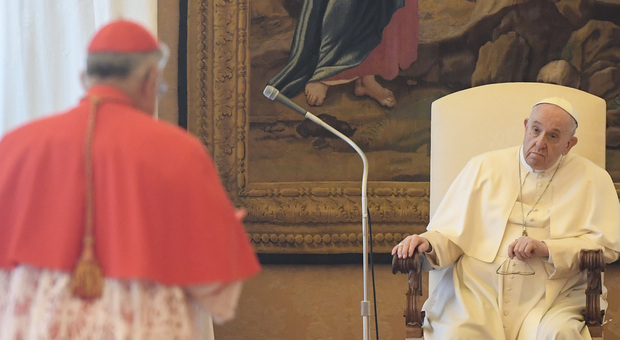 Coppie gay, il Vaticano non arretra sul tema benedizioni (ma tra vescovi e cardinali è rivolta)
