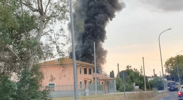 Latina, grosso incendio a Borgo san Michele
