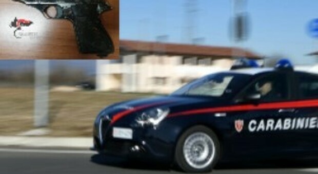 Pistola con matricola abrasa in camera da letto: arrestato dai carabinieri