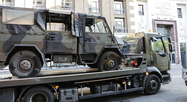 Paura in via Veneto: jeep dell'esercito finisce sul marciapiede e abbatte tre alberi