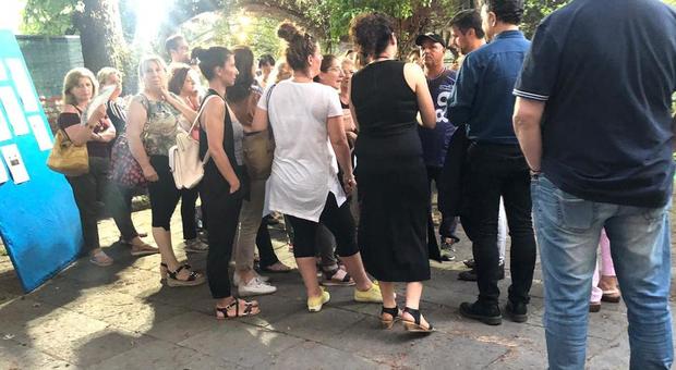 San Giorgio a Cremano, sit-in dei lavoratori Teseo: bloccano l’inaugurazione del cinema all’aperto