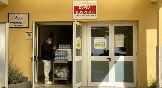 Coronavirus a Napoli, cinque morti in una notte al Covid Hospital di Boscotrecase