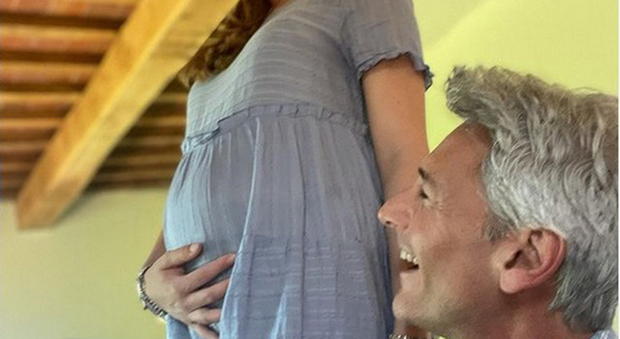 Roberto Farnesi e la baby fidanzata: «Il padre un po’ ostile… Non vedeva di buon occhio età e professione»