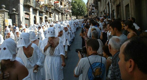 Pasquetta a Napoli, a Sant'Anastasia tornano dopo due anni i «fujienti» per il lunedì in Albis