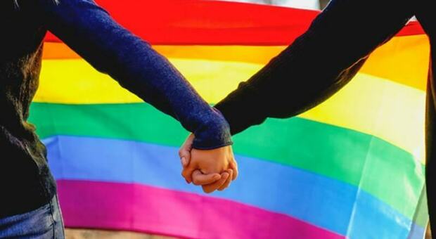 Ucraina, le leggi e la guerra «costringono» una donna etero e fidanzata a sposare un uomo gay