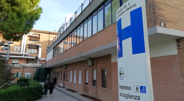 Choc all'ospedale di Civitanova: pretende il referto senza pagare, rompe due costole all'infermiera e aggredisce il medico