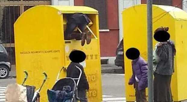 Bimbi costretti a infilarsi nei bidoni per rubare vestiti usati: scene choc al quartiere Baggio