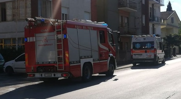 Pompieri e ambulanza davanti all'abitazione