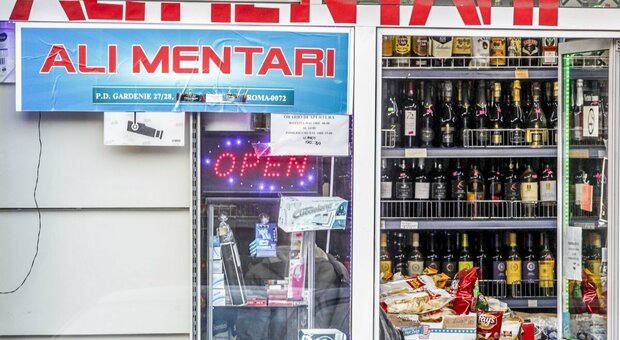 Roma, stop alla vendita di alcol nei minimarket di notte e nei weekend
