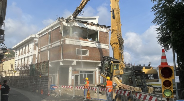 Rutino avrà un nuovo Municipio demolita la vecchia casa comunale
