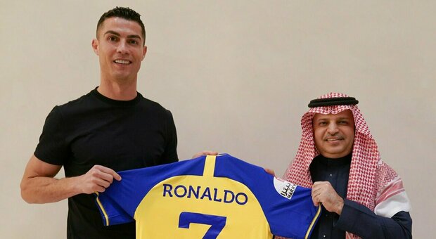 Cristiano Ronaldo d'Arabia: c'è la firma per l'Al Nassr. Guadagnerà 200 milioni a stagione fino al 2025