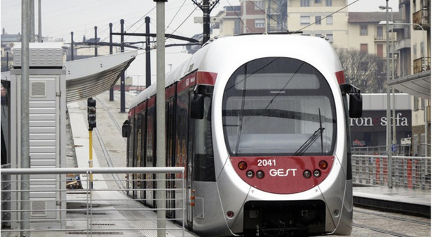 Firenze, in tuta bianca bloccano un tram in servizio: «Il blitz con la vernice spray»