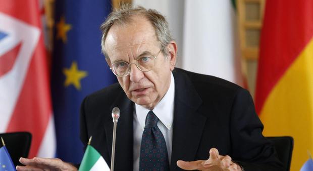 Ocse, Italia è ripartita, Padoan: «Irpef giù ma stop a sconti fiscali»