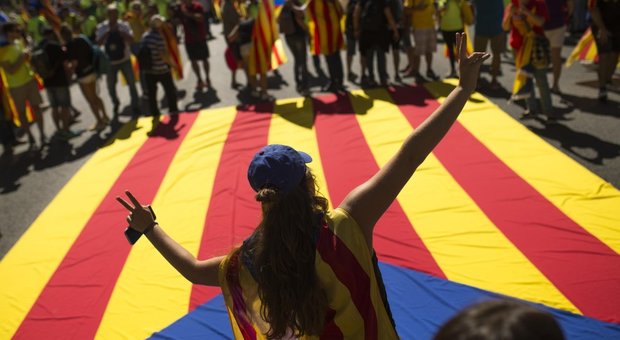 Catalogna, Madrid limita i poteri di Puigdemont e blocca le finanze agli indipendentisti