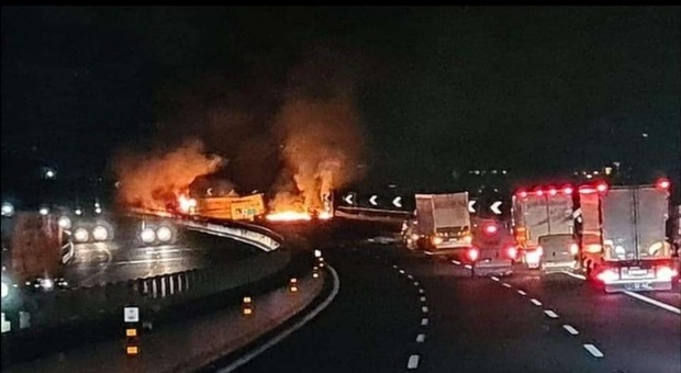 Inferno di fuoco sull'autostrada A14: camion incendiato, morto l'autista