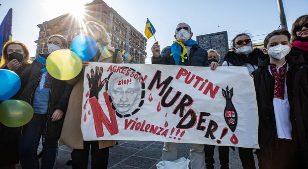 Ucraina, manifestazione di solidarietà a Napoli: «Europa e Usa evitino la guerra»