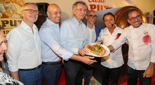 Il Sindaco Gaetano Manfredi al Pizza Village