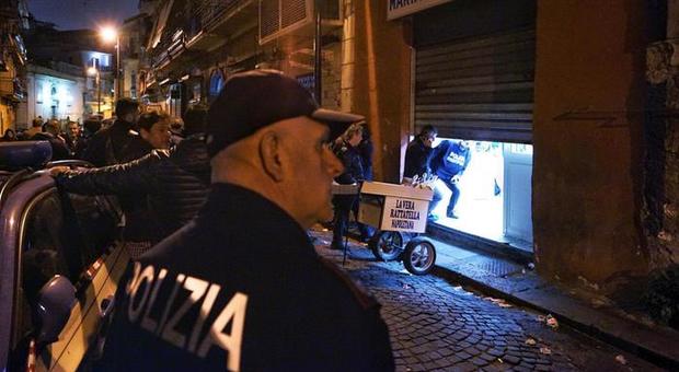 Napoli, raid a colpi di mitra e pistole contro bar e negozi: 20 ragazzi in scooter seminano il terrore