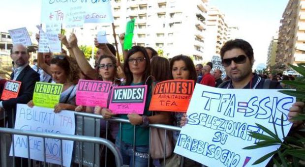 Le proteste dei precari della scuola a Palermo (Ansa)