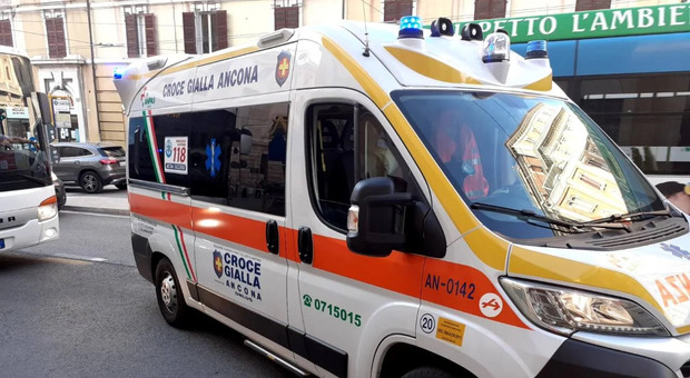 Ancona, cade nel bus dopo una brusca frenata: paura per un controllore trasportato all'ospedale