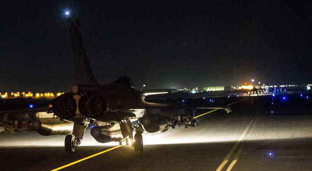 Jet francesi in partenza da una base in Medio Oriente per colpire le basi del Califfato
