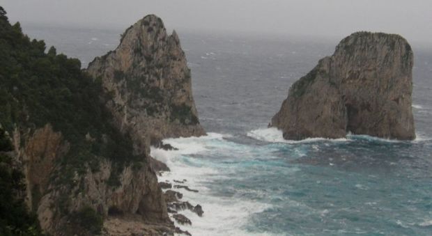 Maltempo nel golfo di Napoli: Capri isolata, interrotti tutti i collegamenti