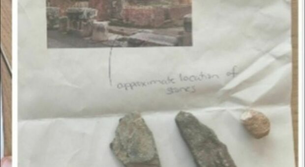 Pompei, turista americana si pente e restituisce i reperti: «Sono una maledizione»