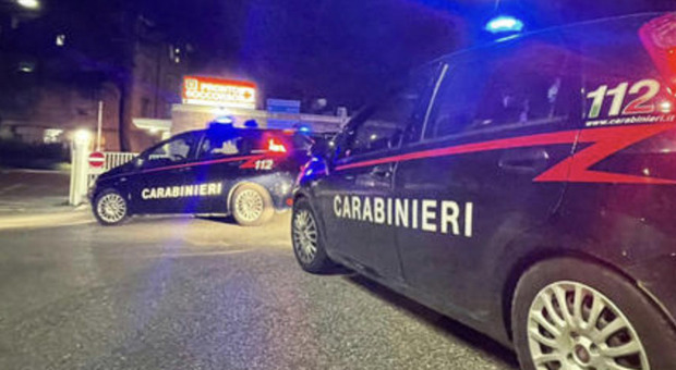 Lite in strada a Novara, uomo ucciso a coltellate: difendeva la figlia da un molestatore