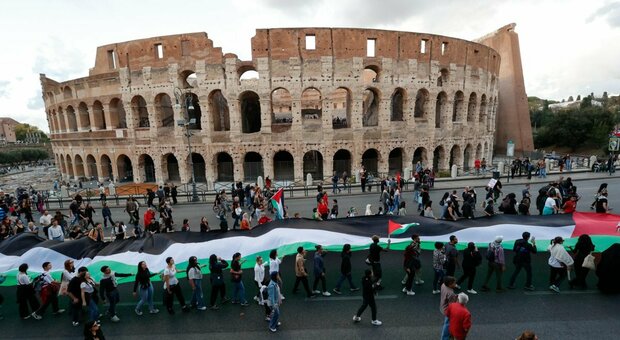 Manifestazione per la Palestina a Roma, al via il corteo al grido di «Intifada fino alla vittoria»