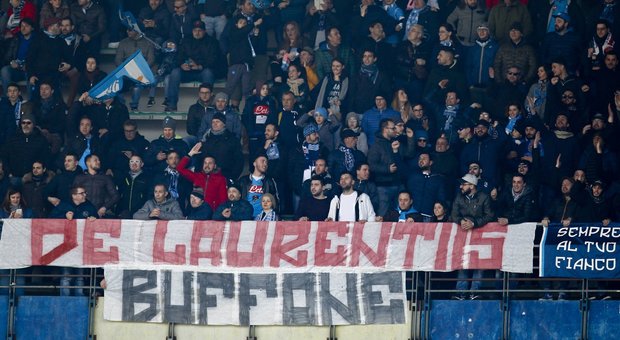 Striscione contro De Laurentiis denunciati due tifosi del Napoli