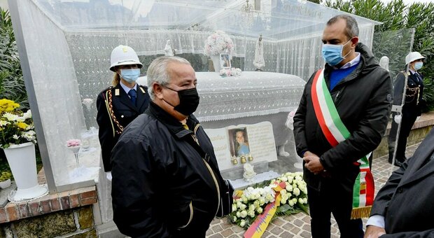 Commemorazione dei defunti, a Napoli prevale la paura: il cimitero di Poggioreale è quasi vuoto