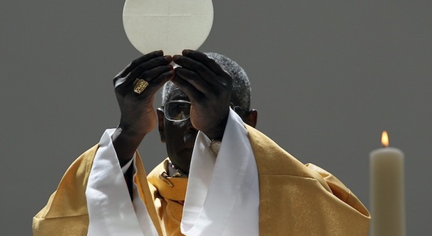 Papa Francesco rimette in riga il cardinale Sarah, capofila della fronda tradizionalista